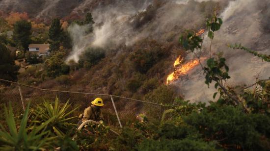 Un bombero se esmera para apagar un incendio en la zona de Los Ángeles, el 11 de enero de 2025.