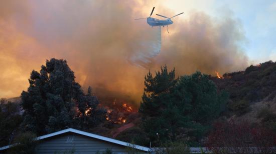 Bomberos de Los Ángeles realizan descargas aéreas para controlar el incendio en la ciudad.