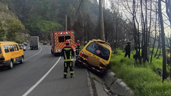 Personal de Bomberos atiende accidente de tránsito en Quito