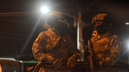 Fotografía de archivo de militares en operativos de control de las Fuerzas Armadas en Manta, en abril de 2024.