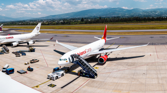 Aviones en la pista del aeropuerto de Quito