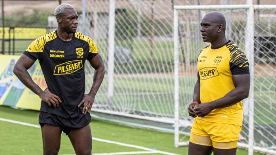 Felipe Caicedo y Segundo Castillo, durante un entrenamiento con Barcelona SC, el 13 de enero de 2025.