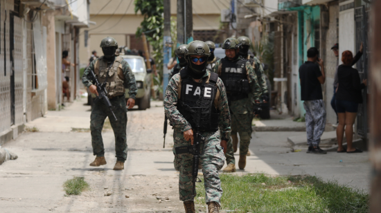 Militares caminan en un barrio de Durán