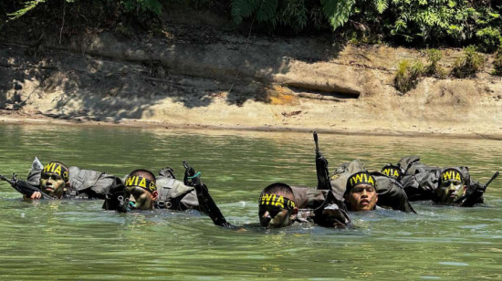 Fotografía divulgada en el prospecto del Proceso de Selección y Admisión de aspirantes a tropa del Ejército ecuatoriano que muestra a miembros de la Escuela de Iwias, en Pastaza.