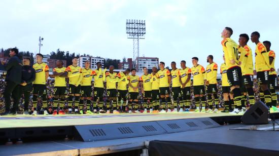 Los jugadores de Barcelona SC durante la presentación de la plantilla 2024 en la Noche Amarilla en Quito, el 24 de febrero.