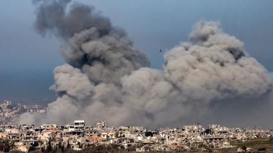 Columnas de humo que se elevan por las explosiones sobre edificios destruidos en el norte de la Franja de Gaza, 13 de enero de 2025.