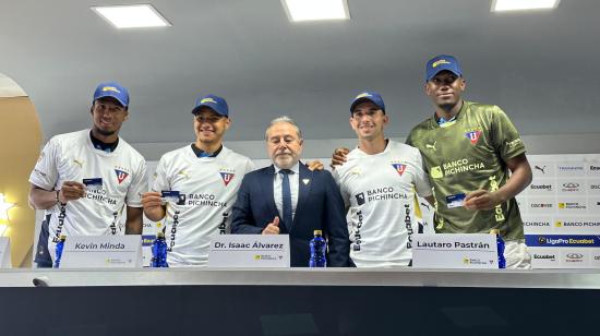 Isaac Álvarez, presidente de Liga de Quito, con los nuevos jugadores, el 13 de enero de 2025.