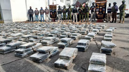 Paquetes de marihuana ocultos en un camión fueron decomisados en Tulcán este lunes 13 de enero de 2025.