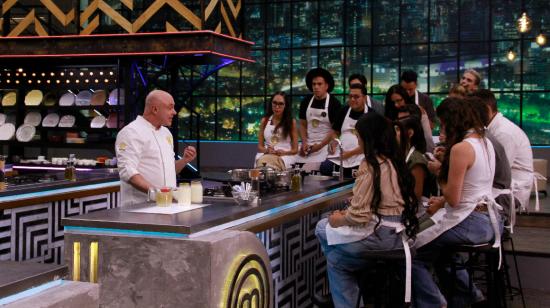 El chef colombiano Jorge Rausch imparte una masterclass sobre salsas a los participantes de MasterChef Celebrity Ecuador 2, este 13 de enero de 2024.