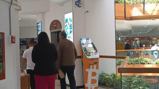 Un cajero para la compraventa de bitcoin, ubicado en el centro comercial Multicentro, en el centro norte de Quito. Foto del 14 de enero de 2024.