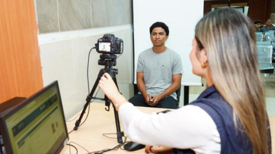 Fotografía referencial de un ciudadano que acude a una agencia del Registro Civil en Ecuador para obtener su cédula de identidad.