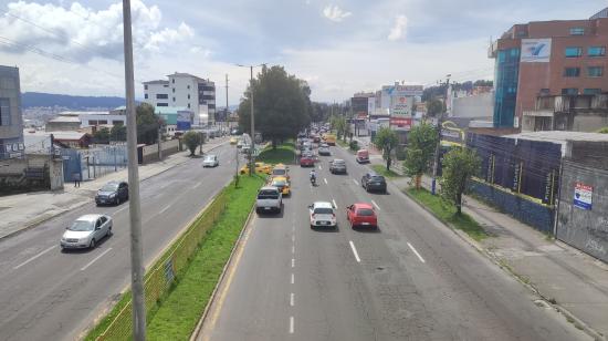 Autos circulan por la avenida Simón Bolívar, el 14 de enero de 2024.