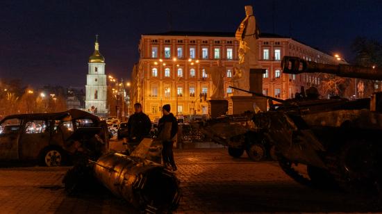 Personas alrededor de una exposición al aire libre de vehículos militares rusos destruidos en la plaza Mykhailivska de Kiev, Ucrania, el 14 de enero de 2025.