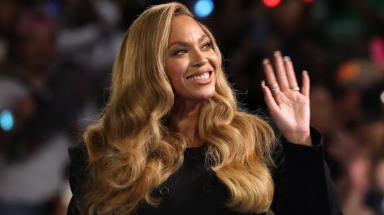 Beyoncé observa durante un mitin de campaña con la candidata presidencial de Kamala Harris, 25 de octubre de 2024.