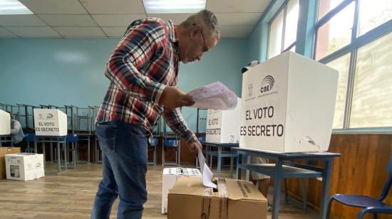 Ciudadano ejerce su derecho al voto, agosto 2023.