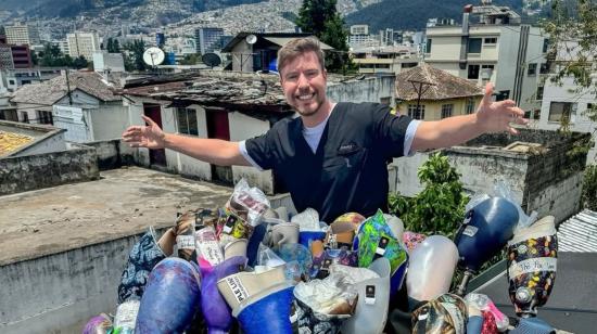 Mr. Beast posando junto a las prótesis en Ecuador, en octubre de 2024.