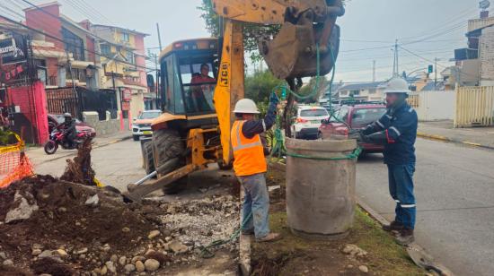 Imagen de archivo de trabajadores de Etapa en Paseo de los Cañaris y Max Uhle, en Cuenca.