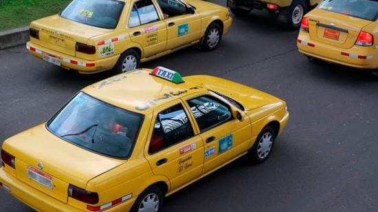 Imagen de archivo de un taxi en Quito que lleva pasajeros.