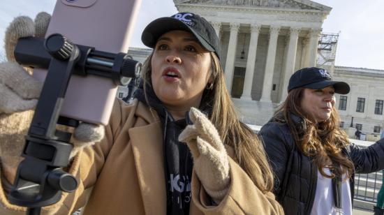 Creadores de contenido de TikTok hacen transmisiones en vivo al frente de la Corte Suprema en Washington, Estados unidos, mientras se dentro ocurre una audiencia en un caso contra la red social, el 10 de enero de 2025.