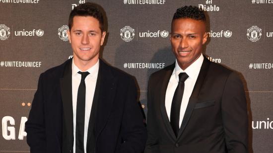 El centrocampista español del Manchester United, Ander Herrera, y el centrocampista ecuatoriano del Manchester United, Antonio Valencia, posan en la alfombra roja a su llegada para asistir a la "Cena de gala Unidos por UNICEF" en Old Trafford, el 15 de noviembre de 2017.