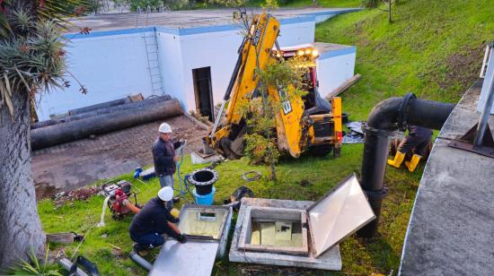 Técnicos de la empresa Etapa EP realizan trabajos en el tanque de Cruz Verde este 15 de enero de 2025.