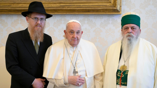 Papa Francisco con el brazo inmovilizado