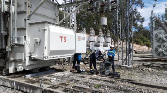 Fotografía referencial de personal operativo de la Empresa Eléctrica de Quito que realiza pruebas en un trasformador de una subestación de la capital, en enero de 2025.