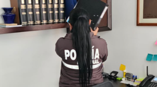 Una agente policial revisa uno de los despachos de los jueces investigados del caso Fachada, el 16 de enero de 2025, en Quito.