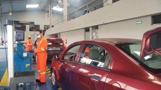 Carros en la Agencia Metropolitana de Tránsito, en Quito, en el proceso de revisión técnica vehicular, en marzo de 2024.