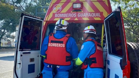 Imagen referencial. Paramédicos del Cuerpo de Bomberos de Guayaquil fueron obligados a trasladar un cadáver a un hospital este 16 de enero de 2025.