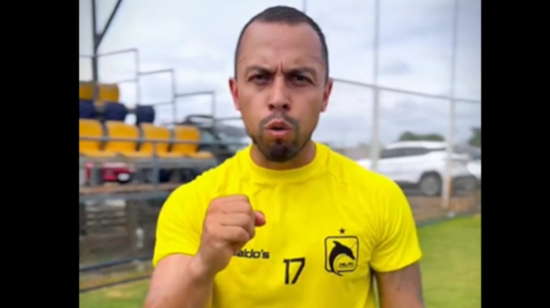 El jugador Edison Vega con la camiseta del Delfín, club en el que jugará en 2025.