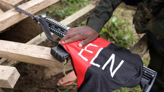 Detalle del arma de un rebelde de la patrulla del Ejército de Liberación Nacional (ELN) cerca del río Baudó en la provincia de Chocó, 26 de octubre de 2023.