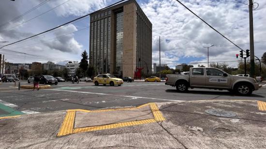 Fotografía capturada el 17 de enero de 2025 en la intersección entre las avenidas Eloy Alfaro y Amazonas, en Quito, cerca del edificio donde se realizará el debate del 19 de enero,