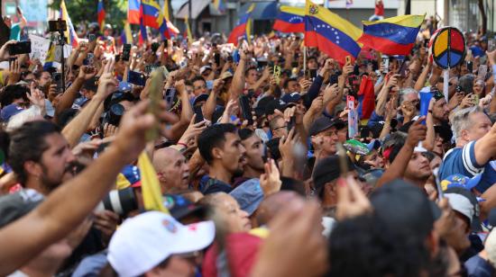 Venezolanos se manifiestan en las calles de Caracas, el 9 de enero de 2024, en apoyo a la líder política opositora María Corina Machado.