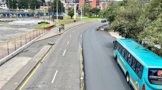 Imagen de la avenida Oriental de Quito durante los trabajos de repavimentación, el 17 de enero de 2025.