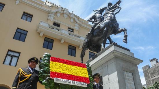 Dos policías resguardan la estatua de Francisco Pizarro en los exteriores de la Plaza de Armas este sábado, en Lima, el 18 de enero de 2025.