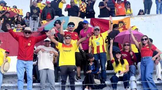 Hinchas de Aucas, en el estadio Gonzalo Pozo Ripalda, en 2024.