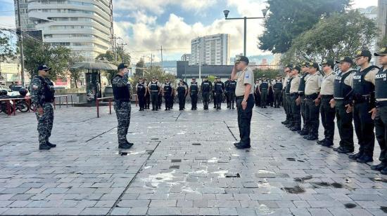 Personal de la Policía Nacional inició su trabajo previo al debate presidencial con una formación en los exteriores de Ecuador TV.