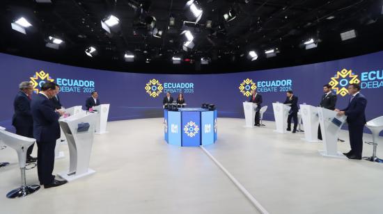 Los candidatos del primer bloque del debate presidencial 2025, en el set en Quito, el 19 de enero.