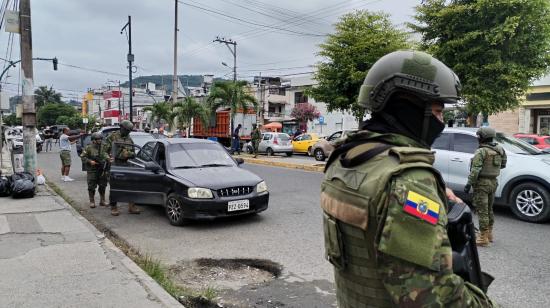 Imagen referencial de una patrulla militar durante un operativo de requisa en la ciudad de Esmeraldas, el 8 de agosto de 2024.