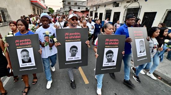 Imagen referencial de una marcha por justicia para los cuatro niños de Las Malvinas, en el sur de Guayaquil, el 8 de enero de 2025, el caso más resonante de crímenes de menores de edad en 2024.