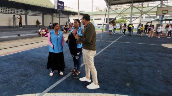 Con sus chalecos celestes de la Dirección de Acción Social y Educación (DASE) del Municipio de Guayaquil, Katty Bustos y Johanna Arboleda, madres de tres de los cuatro niños de Las Malvinas asesinados tras un operativo militar, asisten a una inducción en un Centro de Atención Municipal Integral (CAMI), en el sur de Guayaquil.