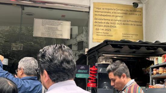 La jueza Nubia Vera inspeccionó el 24 de febrero de 2025 lanueva placa colocada por el Ministerio de Trabajo, ordenado por la sentencia a favor de Verónica Abad.