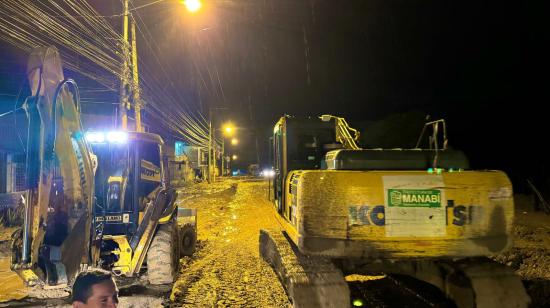 Maquinaria de la Prefectura de Manabí realiza limpieza en la comuna Las Cañitas, tras el desbordamiento del río Portoviejo.