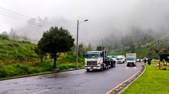 Agentes de tránsito en la avenida Simón Bolívar, en Quito, este 6 de marzo de 2025.