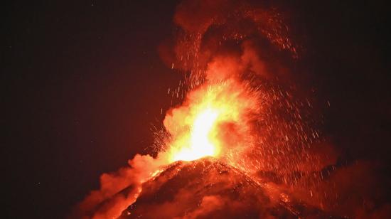 El volcán Fuego entra en erupción desde Alotenango, departamento de Sacatepéquez, 10 de marzo de 2025.