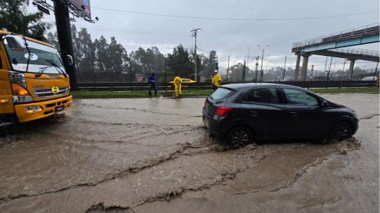 Vehículos circulan por la vía Cuenca-Azogues, inundada tras las lluvias del 13 de marzo de 2025.