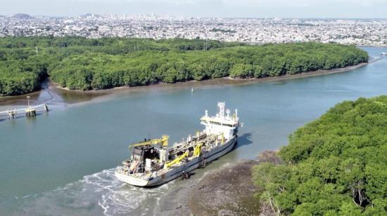 Una draga de la empresa belga Jan de Nul recorre el canal interno de acceso a los puertos de Guayaquil, la compañía mantiene un contrato de mantenimiento, mientras que un nuevo proyecto de delegación busca aumentar la profundidad en el área interna y externa del canal.