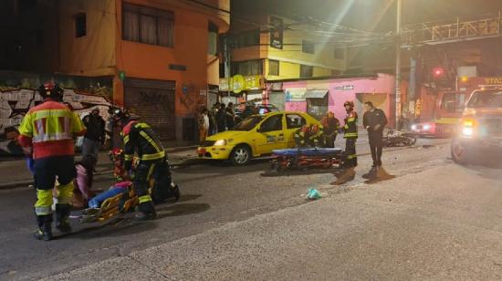 Bomberos atienden a víctimas de un accidente en Guajaló, el 16 de marzo de 2025.