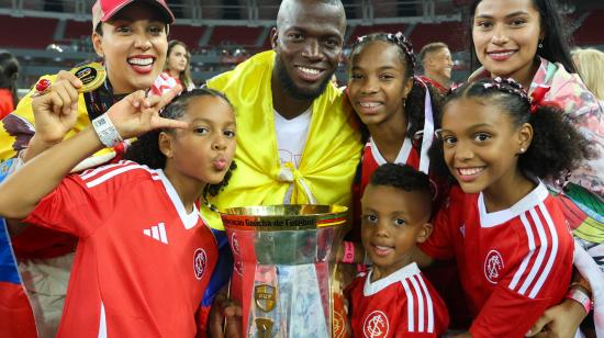 Enner Valencia, jugador de Internacional, posa con su familia y el trofeo del Campeonato Gaúcho, el domingo 16 de marzo de 2025.